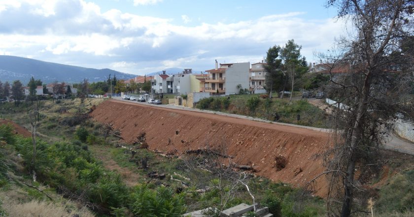 Γεμίζει με μπάζα το Κρυονέρι: Αντιδρούν οι κάτοικοι