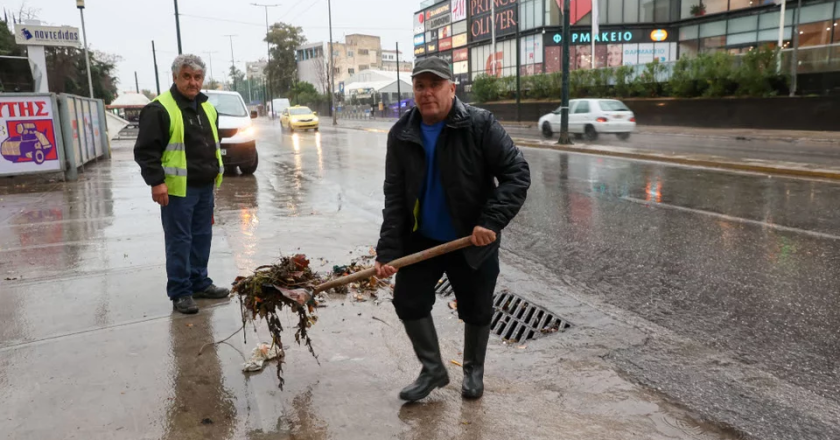 Κατάντια: Με σκούπες στα χέρια καθαρίζουν φρεάτια στον Διόνυσο, όσο ο Δήμος είναι απών!