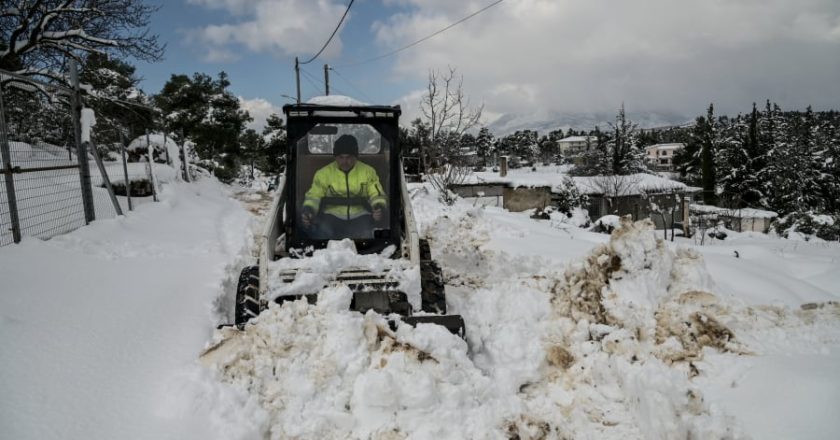 Νέο έκτακτο δελτίο καιρού για την κακοκαιρία Μπάρμπαρα: Σε ποιες περιοχές θα χιονίζει και σήμερα