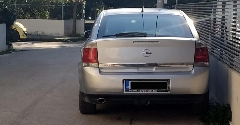 Υπό… κατάληψη τα πεζοδρόμια στον Δήμο Διονύσου