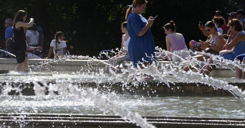 Καιρός: Σε υψηλά για την εποχή επίπεδα παραμένει η θερμοκρασία