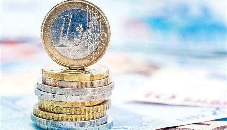 Ανάπτυξη 2,4% το 2023 και 2,3% το 2024 προβλέπει για την Ελλάδα η Κομισιόν