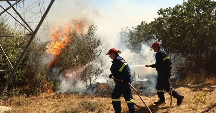 Φωτιά τώρα σε Διόνυσο, Μαραθώνα και Χαλάνδρι από κεραυνούς