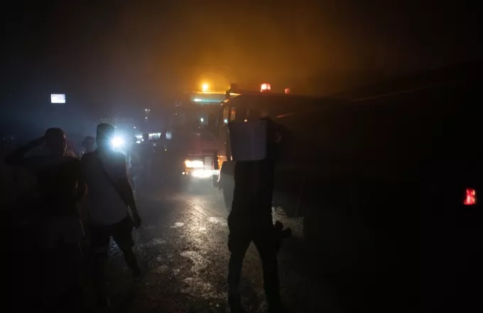 Σε πύρινο κλοιό για δεύτερη νύχτα η βορειοανατολική Αττική: Σε Πεντέλη και Μαραθώνα οι εστίες